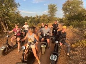 侯斯普瑞特Lindiwe Safari Lodge的一群骑摩托车的人在土路上骑