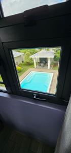 路易港Luxury Villa的透过窗户可欣赏到游泳池的景色