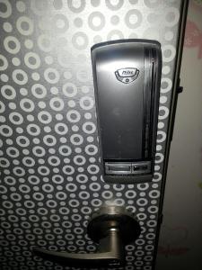 庆州庆州友谊旅馆的浴室墙上的卫生纸分配器