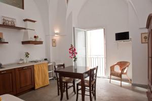 乌真托La Corte Della Luce的厨房以及带桌椅的用餐室。
