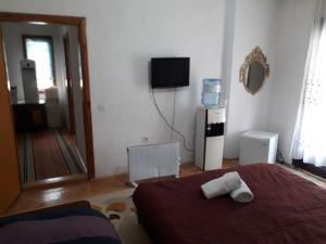 斯特鲁加Rooms Struga的一间卧室配有一张带两条白色毛巾的床