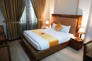 伊斯兰堡Midtwon Hotel Islamabad的一间卧室设有一张大床和一个窗户。