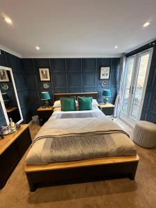 爱丁堡罗斯霍尔酒店 的一间卧室配有一张带蓝色墙壁的大床