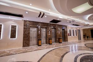 麦加فندق سنود المروة的大厅,大楼里设有一排电梯