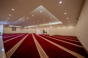 麦加فندق سنود المروة的大房间,设有红地毯和大天花板