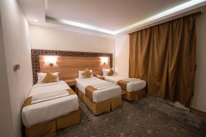 麦加فندق سنود المروة的酒店客房设有两张床和窗户。