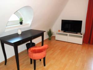 默德林佛伦维拉公寓的客房设有书桌、电视和椅子。