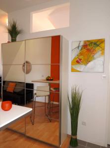 默德林佛伦维拉公寓的客厅配有桌子和墙上的绘画
