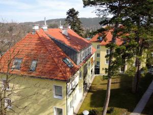 默德林佛伦维拉公寓的享有带橙色屋顶的建筑的顶部景色
