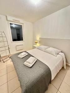 里摩日T3 Georges Beljean - DABNB的一间卧室配有一张床,上面有两条毛巾
