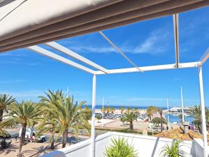 德尼亚Casa Portet的从棕榈树度假村的阳台可以欣赏到海景