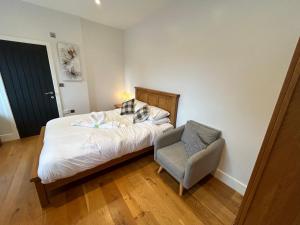 索尔兹伯里NEW King Bed Romantic Cabin - Must See Landscapes的一间小卧室,配有一张床和一把椅子