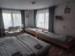 特切夫Apartament Tczew-duże pokoje!的一间卧室设有两张单人床和一个窗户。