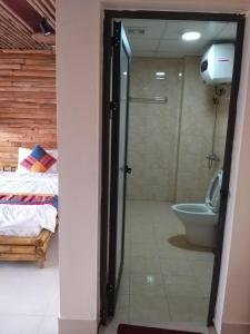 萨帕Sapa indigo inn的带淋浴和卫生间的浴室以及1张床。