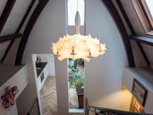 阿姆斯特丹Keizersgracht Centre的吊灯挂在房子的楼梯上