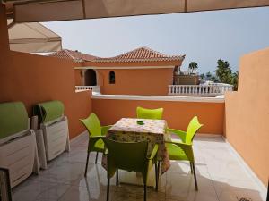 美洲海滩Tenerife Royal Gardens - Las Vistas TRG - Viviendas Vacacionales的阳台的天井配有桌椅