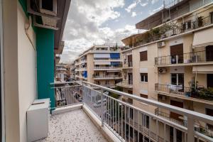 雅典Charming 1Bd apartment in Athens的阳台享有建筑景观。