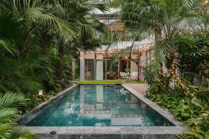 荣福克Rosee Villa - Green Villa with private Pool的棕榈树花园内的游泳池