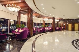 埃尔比勒埃尔比勒水晶酒店的酒店大堂设有紫色椅子和酒吧