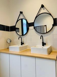TilléTHE SHARE HOUSE的浴室设有2个水槽和镜子