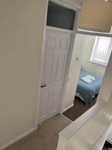 KimberworthRotherham,Meadowhall,Magna,Utilita Arena,with WIFi and Driveway的卧室设有门,卧室内设有一张床