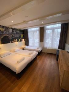 阿姆斯特丹老城区酒店的一间酒店客房,内有三张床
