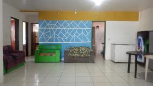 考卡亚Casa Beira Mar - Praia Icaraí - CE的客厅设有绿色沙发和蓝色的墙壁