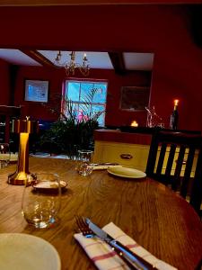 莱奇莱德Five Alls的木桌、叉子和刀子以及用餐室