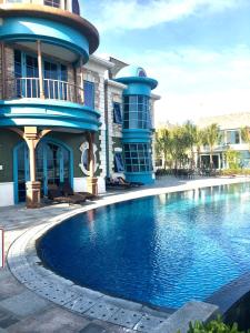 后川Wonderland Villa Hồ Tràm Beach的大楼前带游泳池的房子