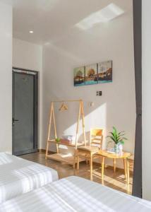 大叻TTG Hostel DaLat的卧室配有1张床、1张桌子和1把椅子