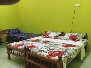 贾夫纳NMA Holiday INN的一间卧室,床上有红色玫瑰