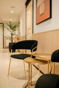 基希讷乌周末精品酒店 的一间设有两把椅子和一张桌子的等候室