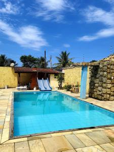 瓜鲁雅casa do fred的一座带石墙的度假村内的游泳池