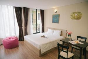 河内LK Villa Hanoi West Lake的酒店客房设有一张床和一张桌子