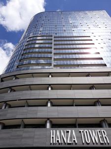什切青Hanza Tower Apartament 306, BASEN, SAUNA, JACUZZI的一座高大的建筑,上面有哈米纳塔