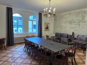 林茨Rilke Apartments的一间带桌椅的用餐室
