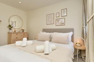 考斯West Cowes Penthouse的卧室配有白色的床铺和白色的枕头