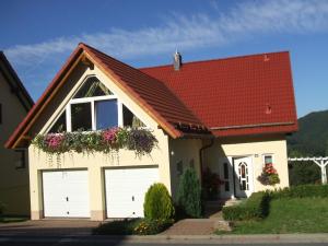 策拉-梅利斯保格布里克度假公寓的一座房子,设有两个车库门和红色屋顶