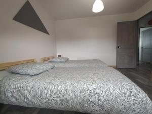 克罗宗Appartement vue sur mer的一间卧室配有一张大床和两个枕头