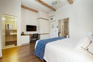 斯普利特阿祖尔宫豪华客房旅馆的白色卧室配有床和书桌