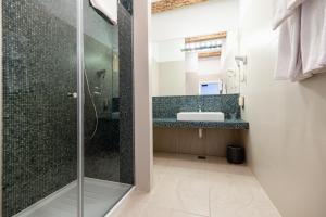 斯普利特阿祖尔宫豪华客房旅馆的带淋浴和盥洗盆的浴室