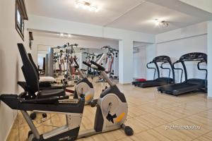 阿尔卡萨阿尔卡萨湾酒店的健身房设有数台跑步机和健身自行车