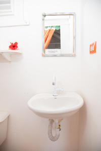 拉斯加勒拉斯Las Mariposas的浴室设有白色水槽和镜子