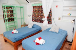 拉斯加勒拉斯Las Mariposas的配有蓝色床单的客房内的两张床
