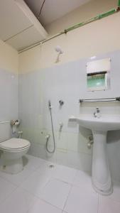 达卡Hotel Jom Jom International的白色的浴室设有卫生间和水槽。