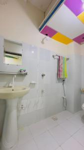 达卡Hotel Jom Jom International的一间带水槽和淋浴的浴室