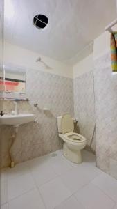 达卡Hotel Jom Jom International的一间带卫生间和水槽的浴室
