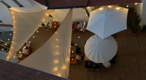米库洛夫Hotel Desatero的建筑中两把遮阳伞的顶部景色,