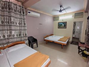 普杰Hotel Annapurna的一间医院间,设有两张床和窗户