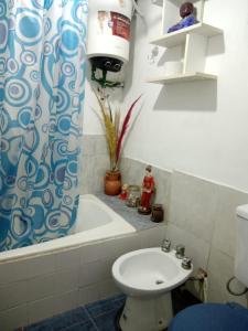 特尔马斯德里奥翁多Cabaña La Solanita的浴室配有卫生间、浴缸和水槽。